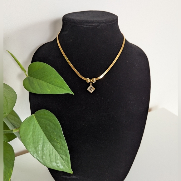 ❌ SOLD ❌ Givenchy rhinestone G gold necklace with ribbon - Picture 2 of 12